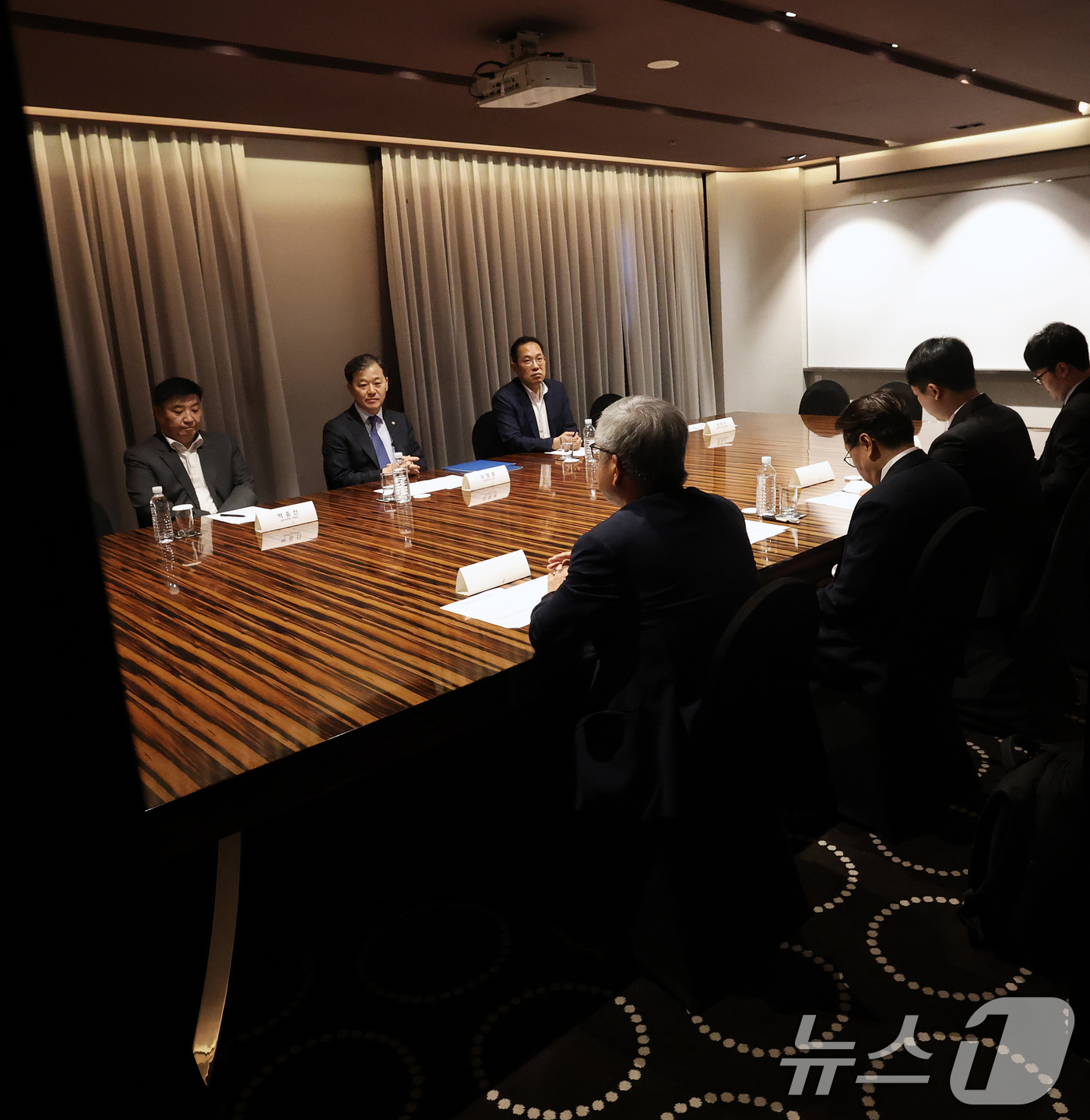 (서울=뉴스1) 오대일 기자 = 25일 오전 서울 중구 더플라자호텔에서 열린 수련협의체 제1차 회의에서 이형훈 보건복지부 제2차관과 한성존 대한전공의협의회 비상대책위원장 등 정부와 …