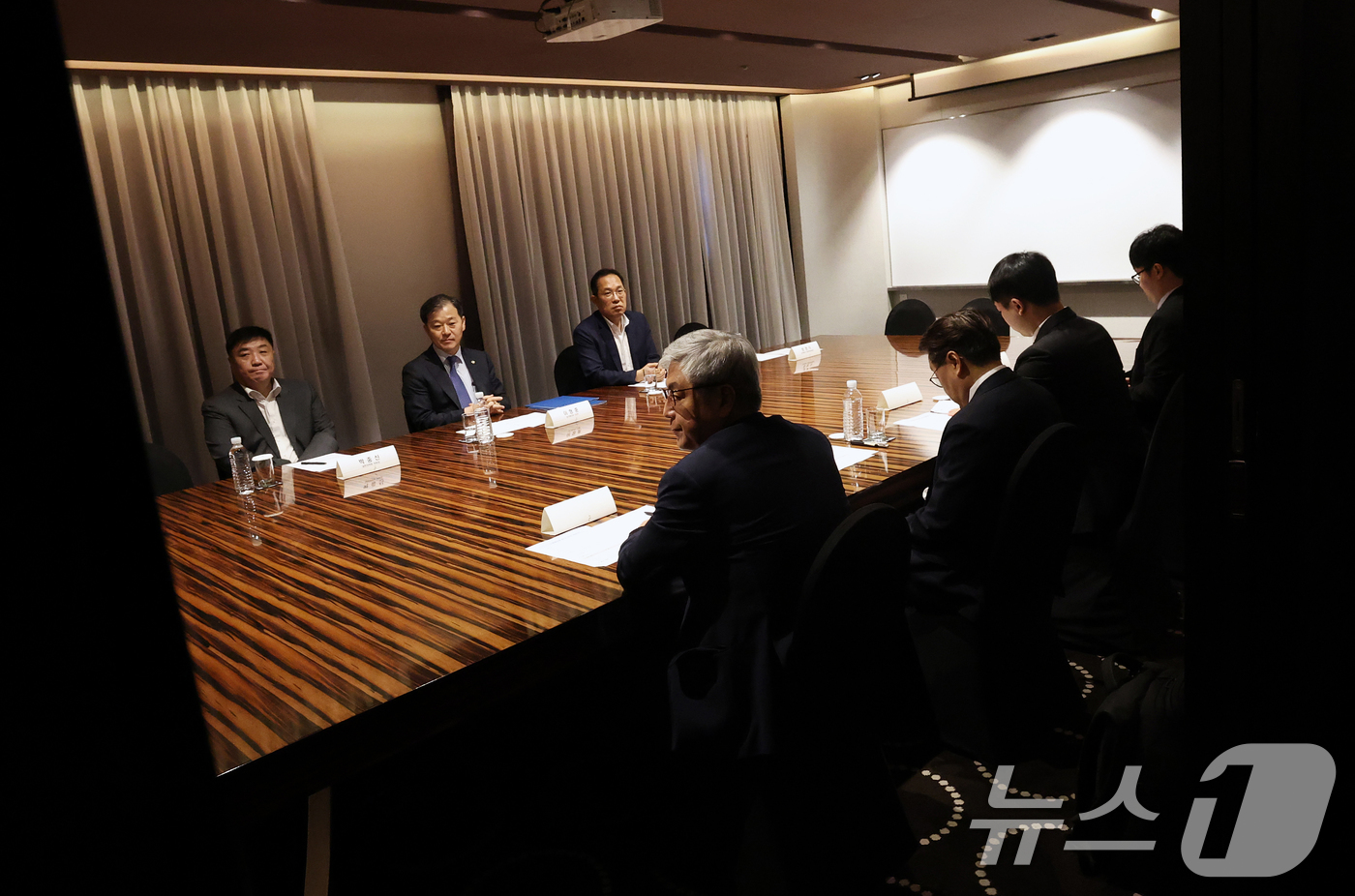 (서울=뉴스1) 오대일 기자 = 25일 오전 서울 중구 더플라자호텔에서 열린 수련협의체 제1차 회의에서 이형훈 보건복지부 제2차관과 한성존 대한전공의협의회 비상대책위원장 등 정부와 …