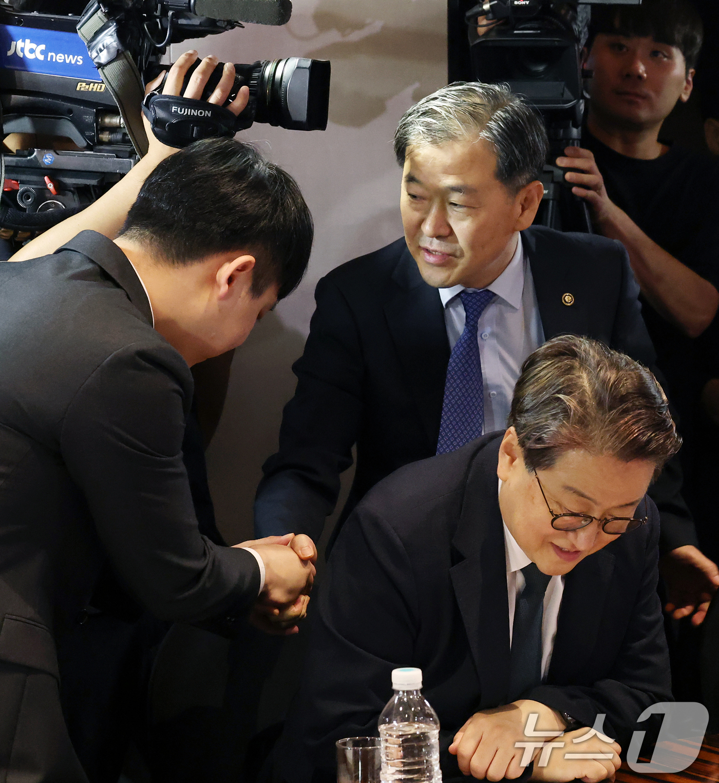 (서울=뉴스1) 오대일 기자 = 25일 오전 서울 중구 더플라자호텔에서 열린 수련협의체 제1차 회의에서 이형훈 보건복지부 2차관이 한성존 대한전공의협의회 비상대책위원장에게 다가가 …