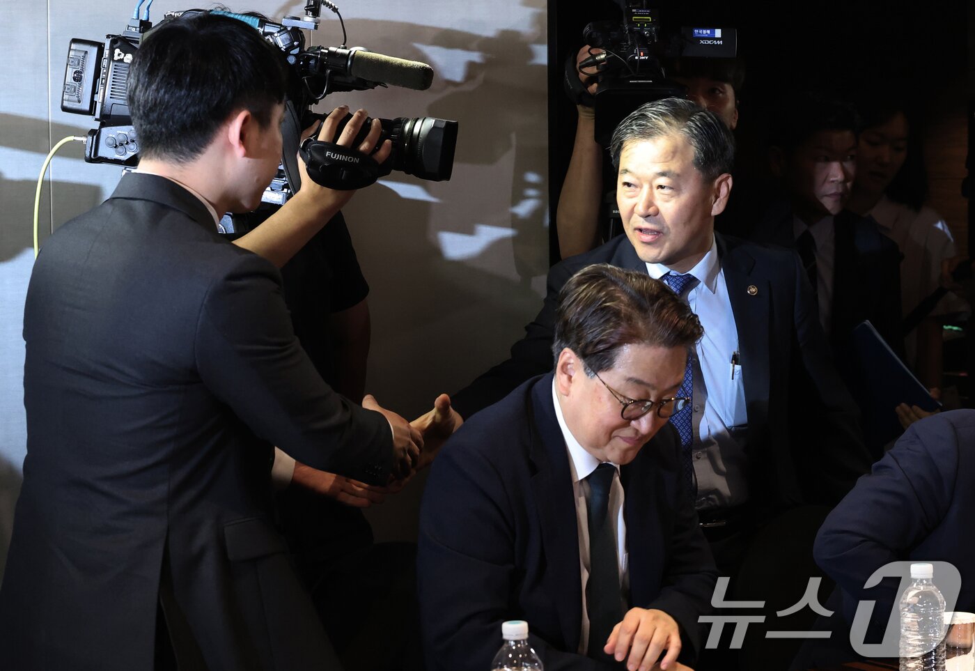 본문 이미지 - 25일 오전 서울 중구 더플라자호텔에서 열린 수련협의체 제1차 회의에서 이형훈 보건복지부 2차관이 한성존 대한전공의협의회 비상대책위원장에게 다가가 악수를 나누고 있다. 2025.7.25/뉴스1 ⓒ News1 오대일 기자