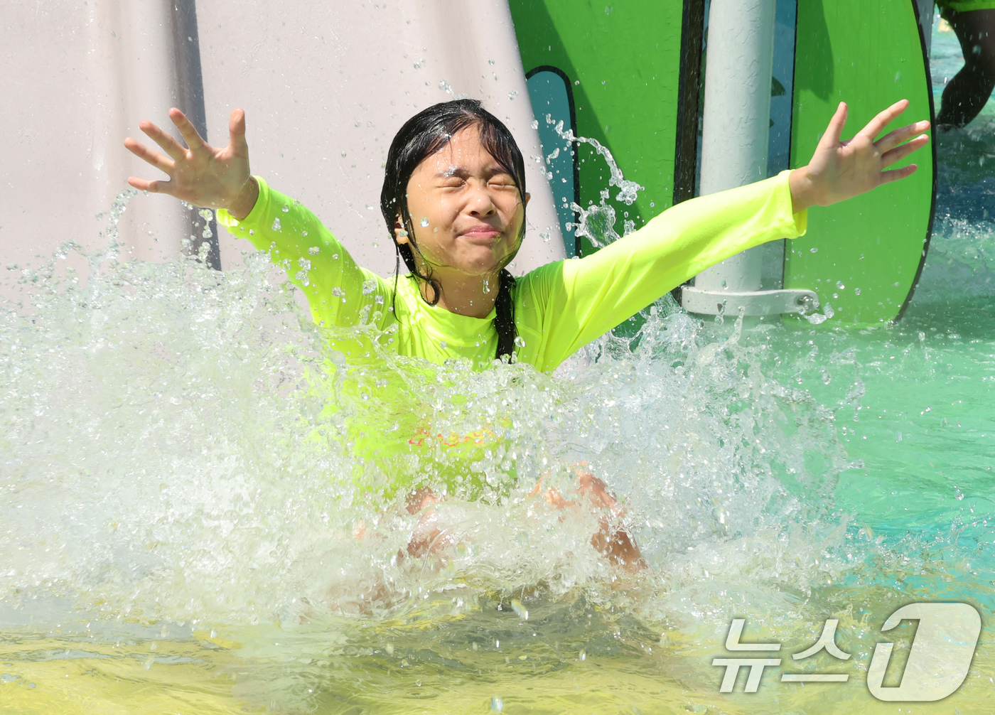 (서울=뉴스1) 장수영 기자 = 전국 대부분 지역에 폭염특보가 내려진 25일 오전 서울 종로구 연지물놀이터를 찾은 어린이가 물놀이를 하며 더위를 식히고 있다. 2025.7.25/뉴 …
