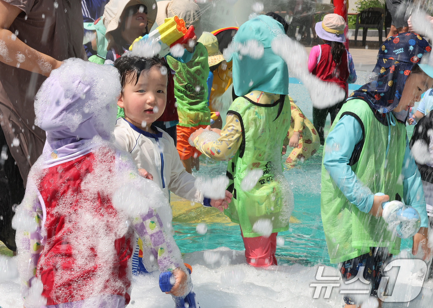 (서울=뉴스1) 장수영 기자 = 전국 대부분 지역에 폭염특보가 내려진 25일 오전 서울 종로구 연지물놀이터를 찾은 어린이들이 물놀이를 하며 더위를 식히고 있다.  2025.7.25 …