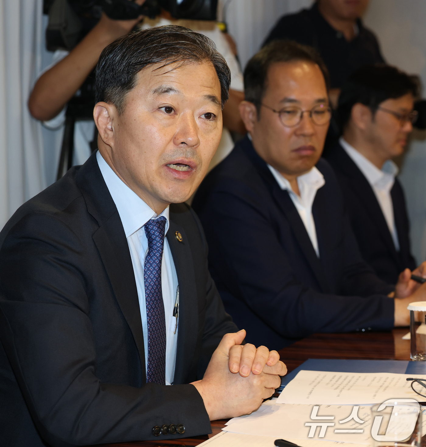 (서울=뉴스1) 오대일 기자 = 25일 오전 서울 중구 더플라자호텔에서 열린 수련협의체 제1차 회의에서 이형훈 보건복지부 2차관이 모두발언을 하고 있다. 2025.7.25/뉴스1