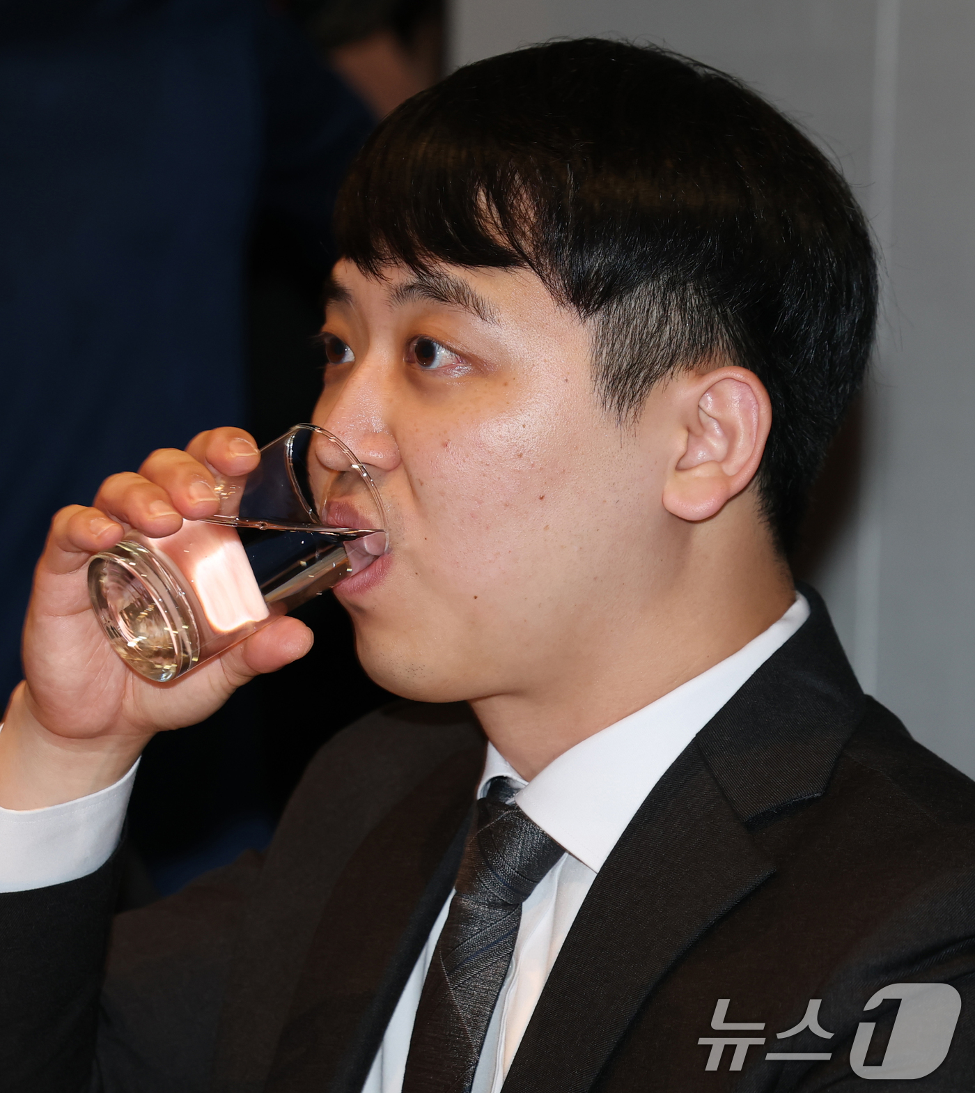 (서울=뉴스1) 오대일 기자 = 25일 오전 서울 중구 더플라자호텔에서 열린 수련협의체 제1차 회의에서 한성존 대한전공의협의회 비상대책위원장이 잠시 목을 축이고 있다.  2025. …