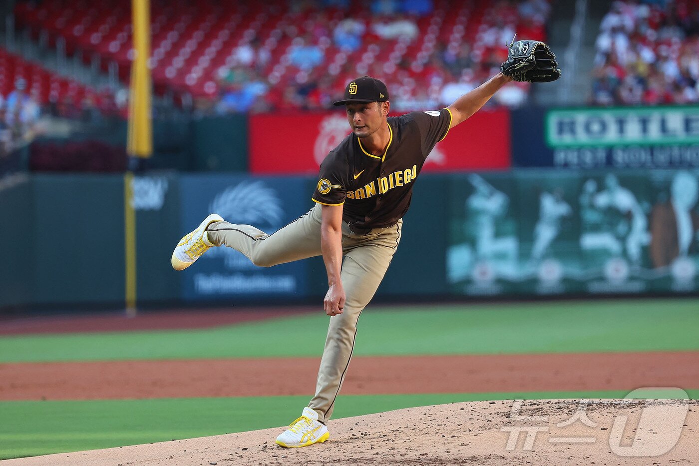 본문 이미지 - 샌디에이고 파드리스의 일본인 투수 다르빗슈 유가 25일&#40;한국시간&#41; 열린 2025 메이저리그 세인트루이스 카디널스전에 선발 등판해 3⅓이닝 8실점으로 부진했다. ⓒ AFP=뉴스1