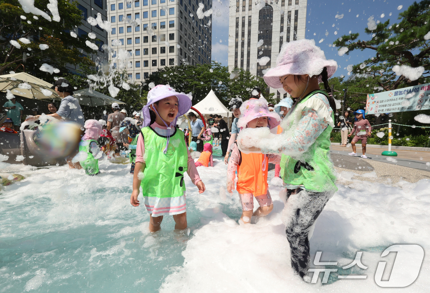 (서울=뉴스1) 장수영 기자 = 전국 대부분 지역에 폭염특보가 내려진 25일 오전 서울 종로구 연지물놀이터를 찾은 어린이들이 물놀이를 하며 더위를 식히고 있다. 2025.7.25/ …
