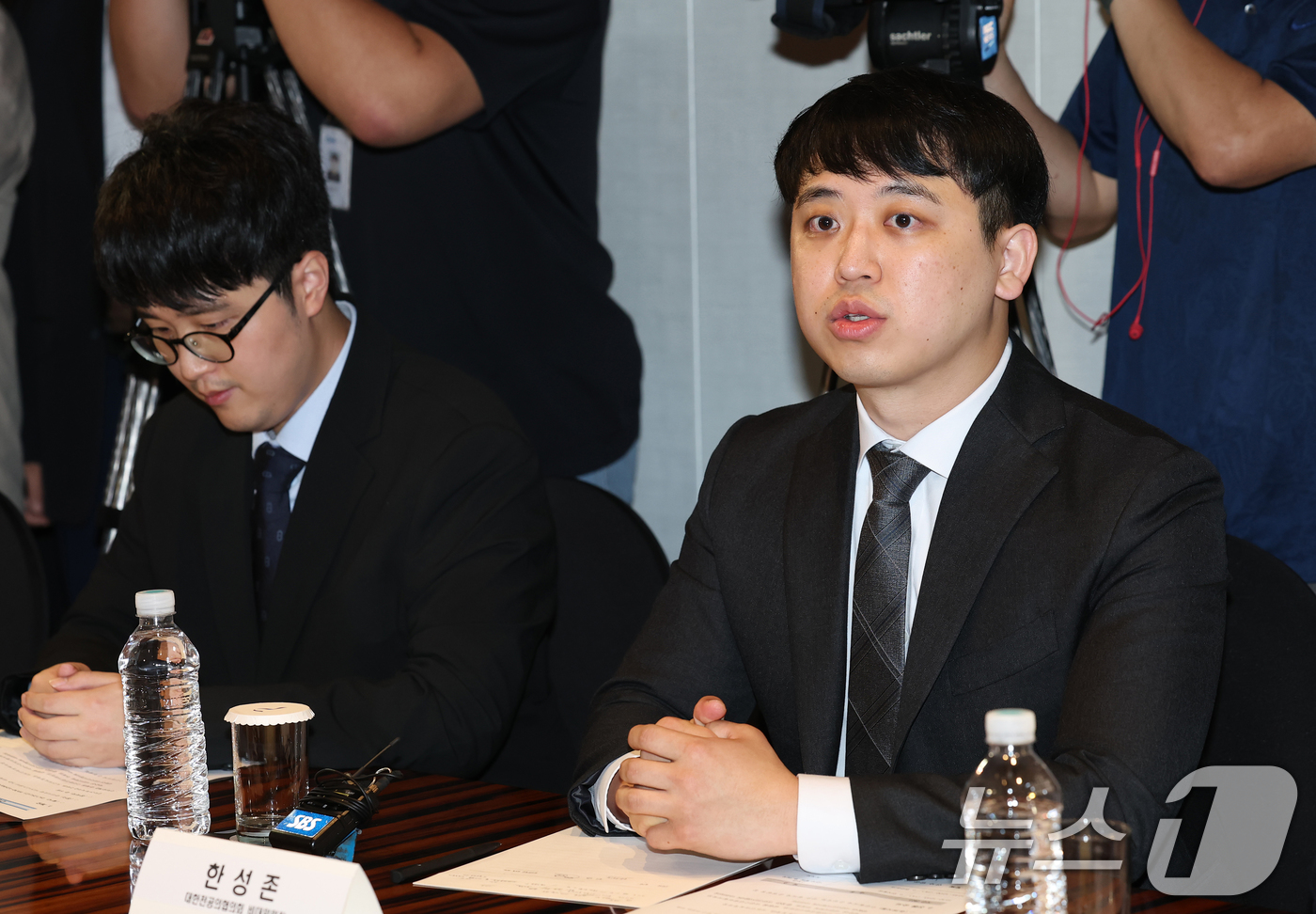 (서울=뉴스1) 오대일 기자 = 25일 오전 서울 중구 더플라자호텔에서 열린 수련협의체 제1차 회의에서 한성존 대한전공의협의회 비상대책위원장이 모두발언을 하고 있다. 2025.7. …