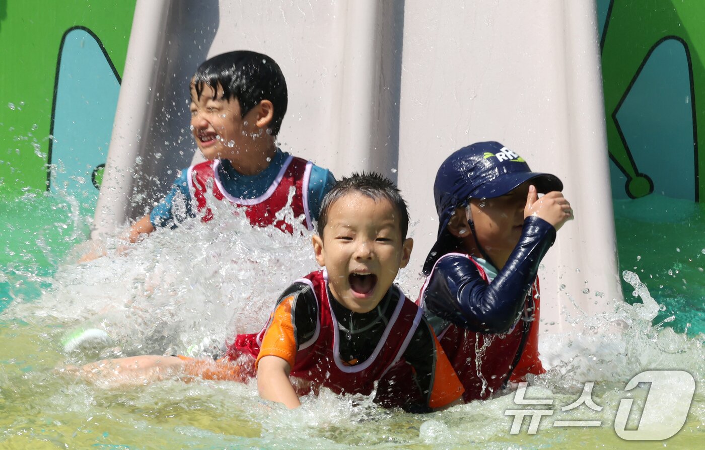 본문 이미지 - 전국 대부분 지역에 폭염특보가 내려진 25일 오전 서울 종로구 연지물놀이터를 찾은 어린이들이 물놀이를 하며 더위를 식히고 있다. 2025.7.25/뉴스1 ⓒ News1 장수영 기자