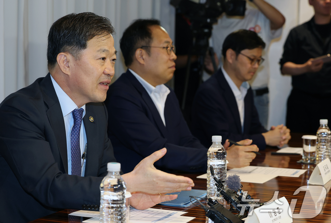 (서울=뉴스1) 오대일 기자 = 25일 오전 서울 중구 더플라자호텔에서 열린 수련협의체 제1차 회의에서 이형훈 보건복지부 2차관이 모두발언을 하고 있다. 2025.7.25/뉴스1