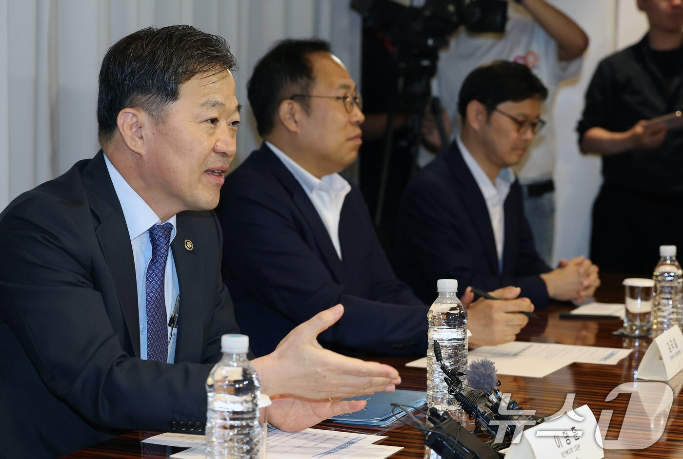 본문 이미지 - 25일 오전 서울 중구 더플라자호텔에서 열린 수련협의체 제1차 회의에서 이형훈 보건복지부 2차관이 모두발언을 하고 있다. 2025.7.25/뉴스1 ⓒ News1 오대일 기자