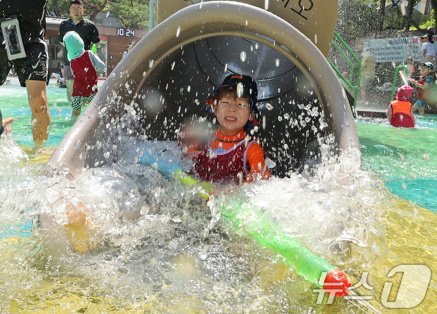 (서울=뉴스1) 장수영 기자 = 전국 대부분 지역에 폭염특보가 내려진 25일 오전 서울 종로구 연지물놀이터를 찾은 어린이가 물놀이를 하며 더위를 식히고 있다. 2025.7.25/뉴 …