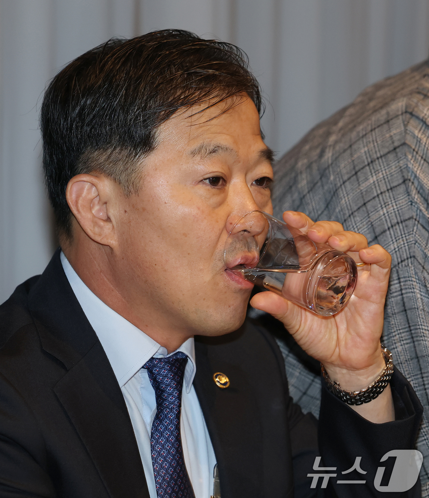 (서울=뉴스1) 오대일 기자 = 25일 오전 서울 중구 더플라자호텔에서 열린 수련협의체 제1차 회의에서 이형훈 보건복지부 제2차관이 잠시 목을 축이고 있다.  2025.7.25/뉴 …