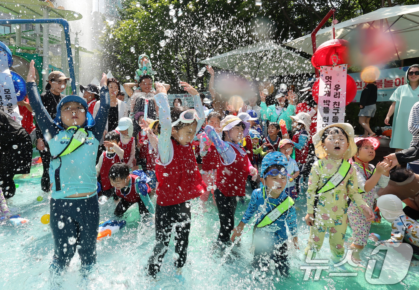 (서울=뉴스1) 장수영 기자 = 전국 대부분 지역에 폭염특보가 내려진 25일 오전 서울 종로구 연지물놀이터를 찾은 어린이들이 물놀이를 하며 더위를 식히고 있다. 2025.7.25/ …