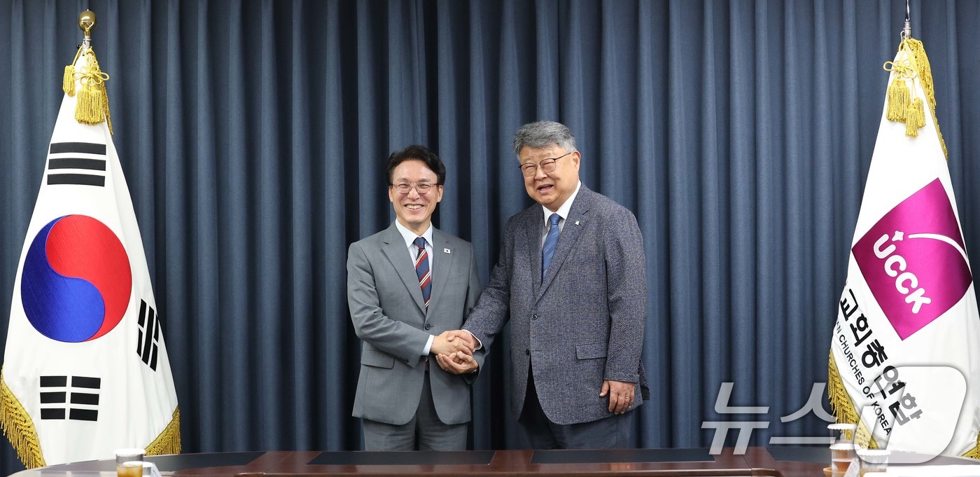 (서울=뉴스1) 임세영 기자 = 김민석 국무총리(왼쪽)가 25일 오전 서울 종로구 대학로 한국기독교회관에서 한국교회총연합 대표 김종혁 목사를 예방, 기념촬영을 하고 있다. 2025 …