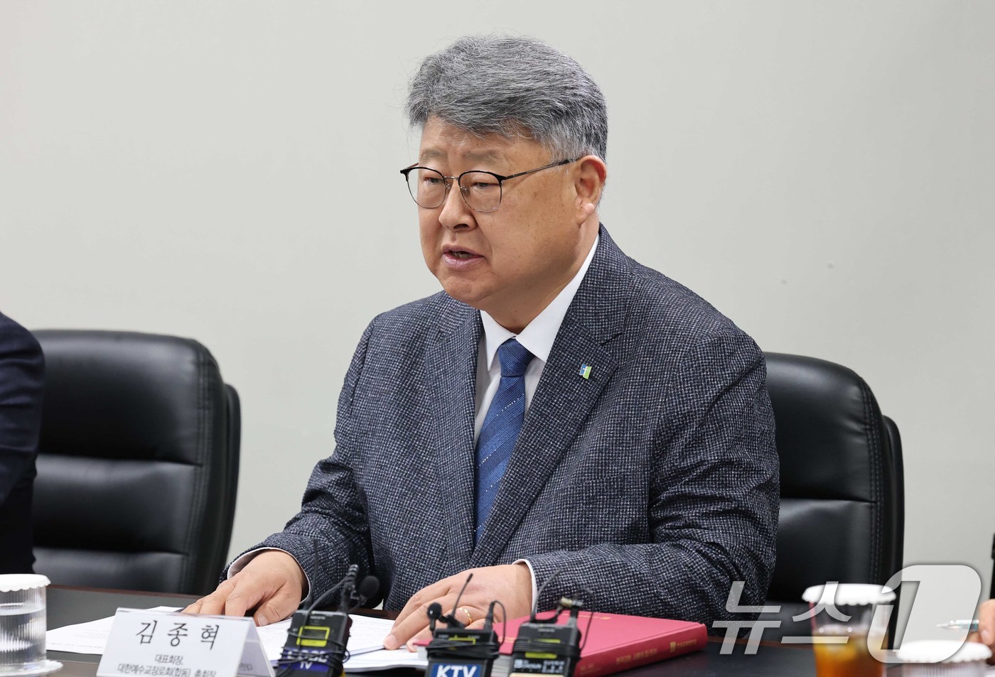 (서울=뉴스1) 임세영 기자 = 한국교회총연합 대표 김종혁 목사가 25일 오전 서울 종로구 대학로 한국기독교회관에서 김민석 국무총리를 만나 환영사를 하고 있다. 2025.7.25/ …