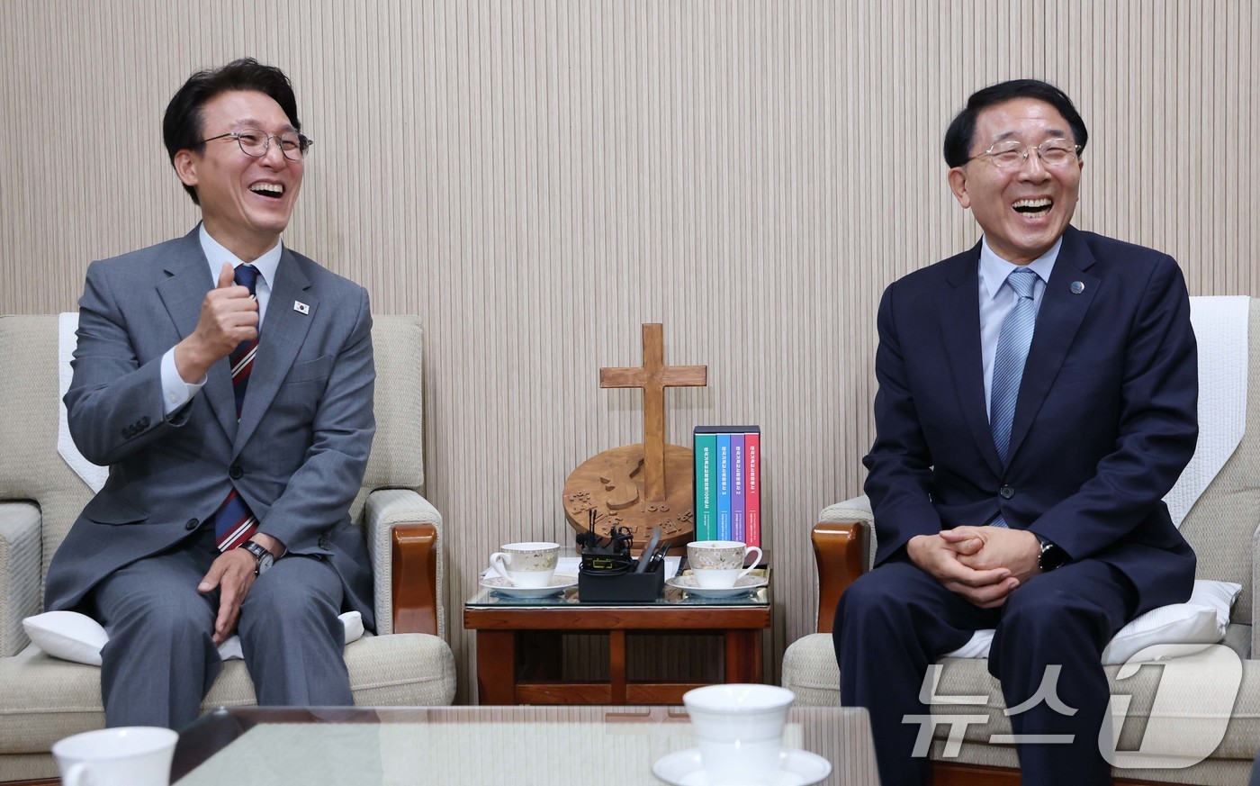 (서울=뉴스1) 임세영 기자 = 김민석 국무총리가 25일 오전 서울 종로구 대학로 한국기독교회관에서 한국기독교교회협의회 총무 김종생 목사를 예방, 대화를 나누고 있다. 2025.7 …