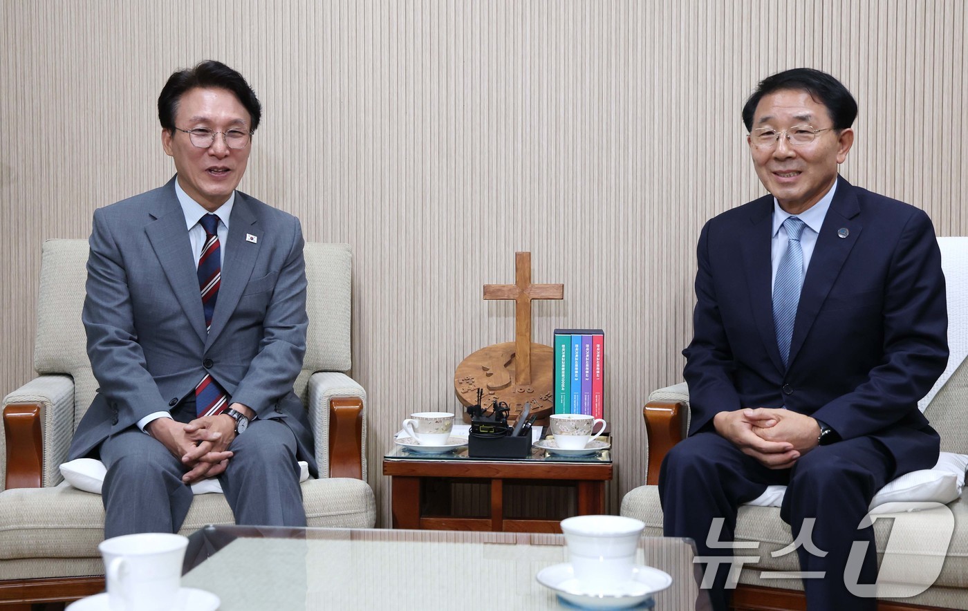 (서울=뉴스1) 임세영 기자 = 김민석 국무총리(왼쪽)가 25일 오전 서울 종로구 대학로 한국기독교회관에서 한국기독교교회협의회 총무 김종생 목사를 예방, 대화를 나누고 있다. 20 …