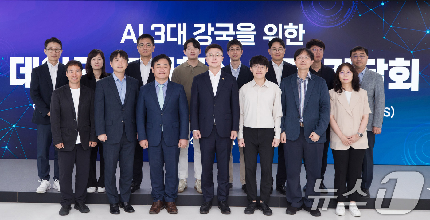 (서울=뉴스1) = 류제명 과학기술정보통신부 제2차관이 25일 서울 마포구 SW마에스트로에서 열린 '데이터 규제혁신 간담회'에서 구태언 변호사를 비롯한 참석자들과 함께 기념 촬영을 …