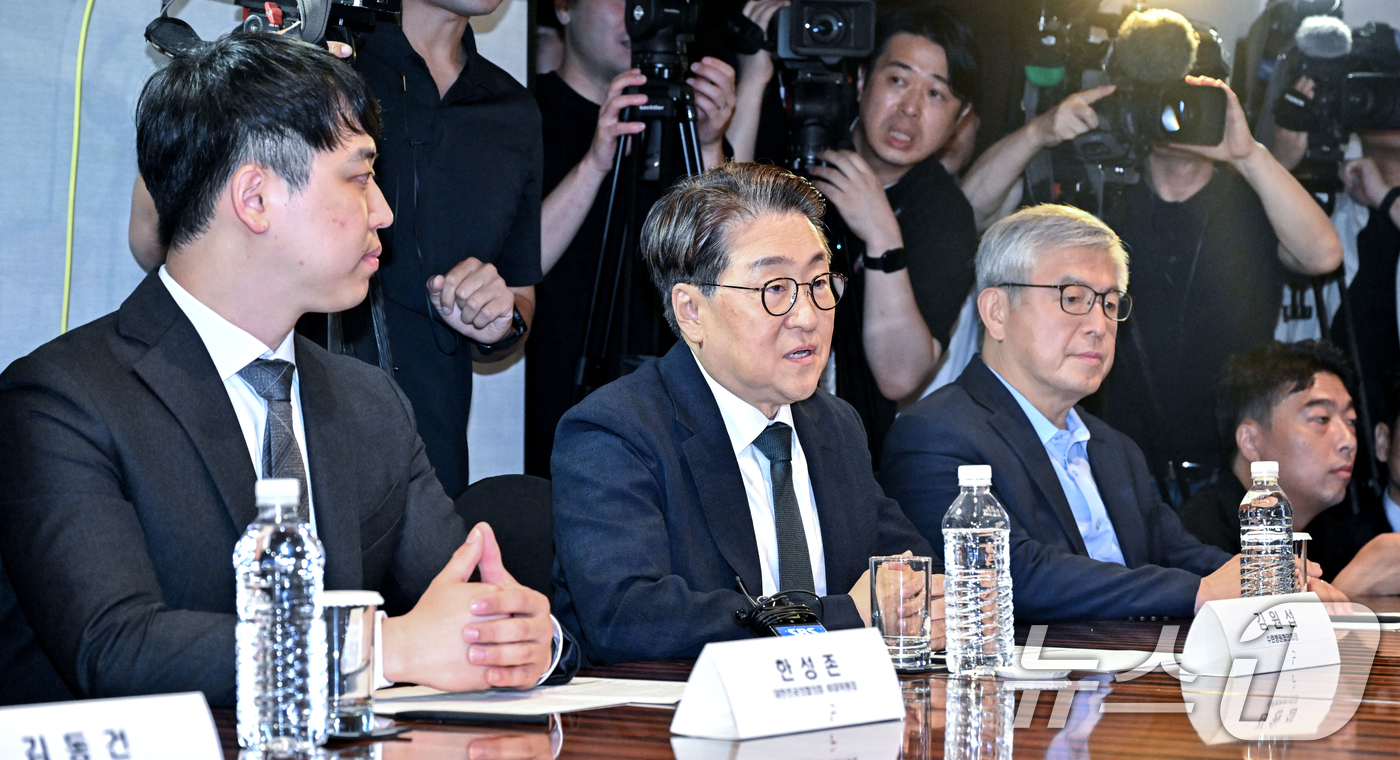 (서울=뉴스1) 오대일 기자 = 김원섭(가운데) 수련병원협의회장이 25일 오전 서울 중구 더 플라자 호텔에서 열린 수련협의체 제1차 회의에서 인사말을 하고 있다. (공동취재) 20 …