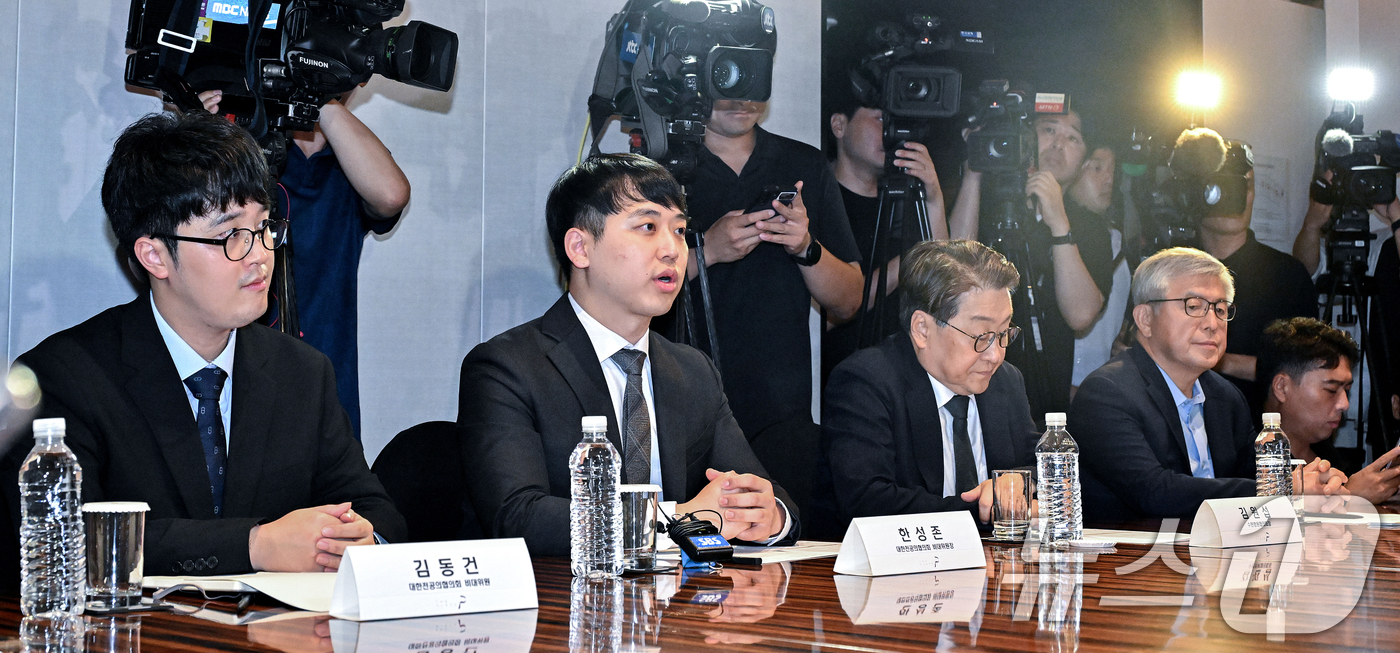 (서울=뉴스1) 오대일 기자 = 한성존 대한전공의협의회 비상대책위원장(왼쪽 두번째)이 25일 오전 서울 중구 더 플라자 호텔에서 열린 수련협의체 제1차 회의에서 인사말을 하고 있다 …