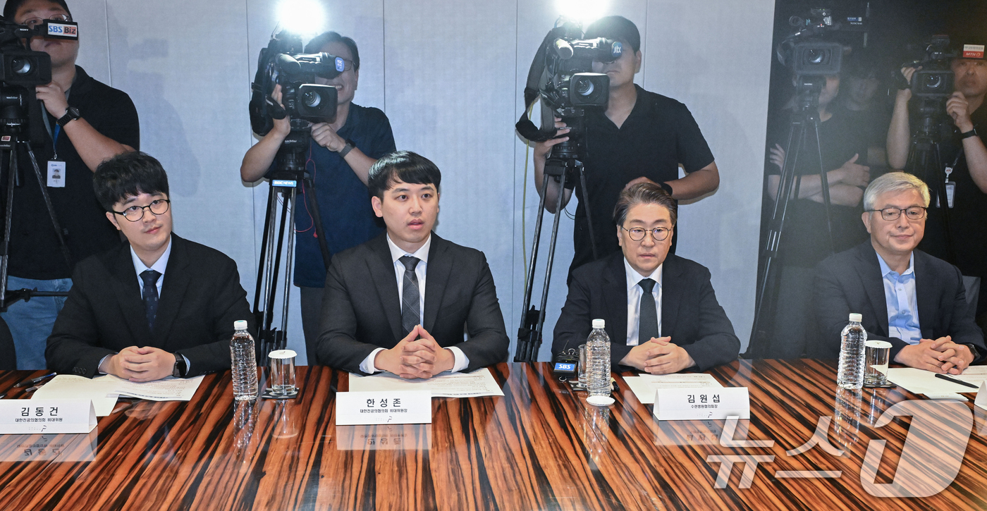 (서울=뉴스1) 오대일 기자 = 김동건 대한전공의협의회 비대위원(왼쪽부터) , 한성존 대한전공의협의회 비상대책위원장, 김원섭 수련병원협의회장, 유희철 수련환경평가위원장이 25일 오 …