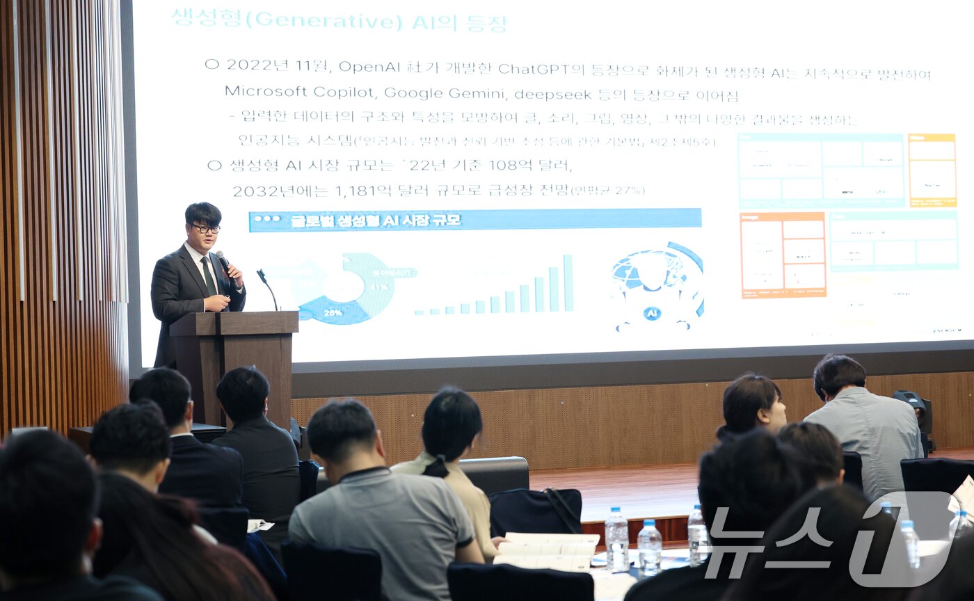 본문 이미지 - 안수용 전북연구원 박사가 25일 전북 전주시 시그니처 호텔에서 열린 제13회 전북포럼에서 &#39;전북 AI산업 현황과 혁신 생태계 조성 방안&#39;을 주제로 발제를 하고 있다. 2025.7.25/뉴스1 ⓒ News1 유경석 기자