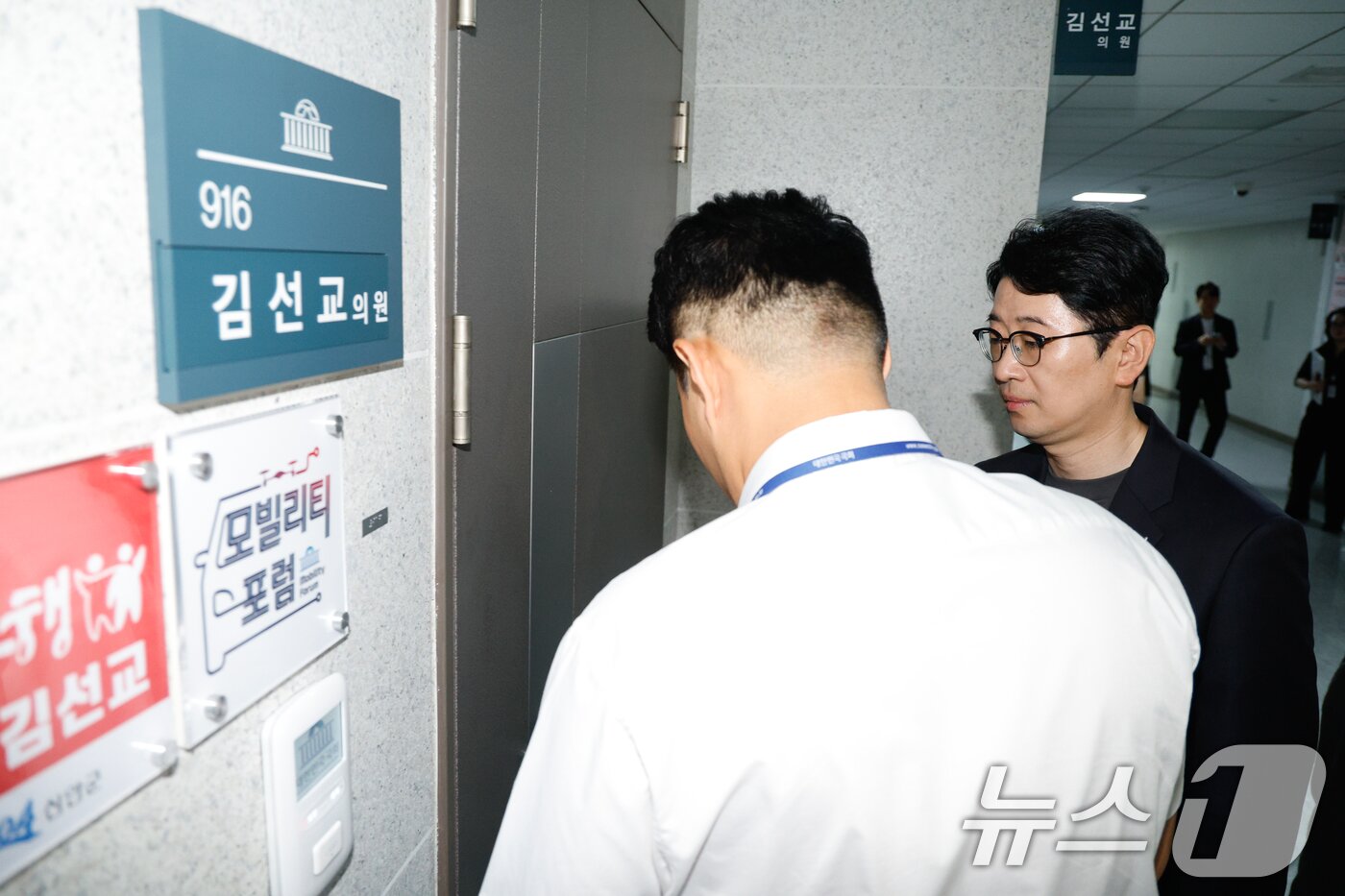 본문 이미지 - 김건희 여사의 각종 의혹을 수사하는 민중기 특별검사팀이 &#39;양평 고속도로 특혜 의혹&#39; 관련 김선교 국민의힘 의원실 압수수색에 나선 25일 서울 여의도 국회의원회관 김 의원실에 주진우 의원이 들어가고 있다. 2025.7.25/뉴스1 ⓒ News1 안은나 기자