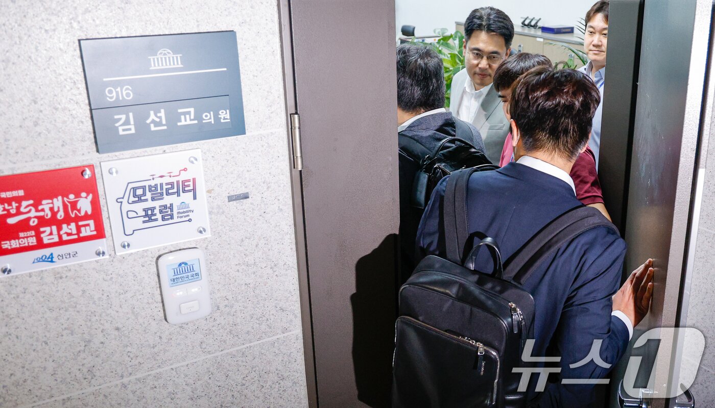본문 이미지 - 김건희 여사의 각종 의혹을 수사하는 민중기 특별검사팀이 &#39;양평 고속도로 특혜 의혹&#39; 관련 김선교 국민의힘 의원실 압수수색에 나선 25일 서울 여의도 국회의원회관 김 의원실에 수사관들이 들어가고 있다. 2025.7.25/뉴스1 ⓒ News1 안은나 기자