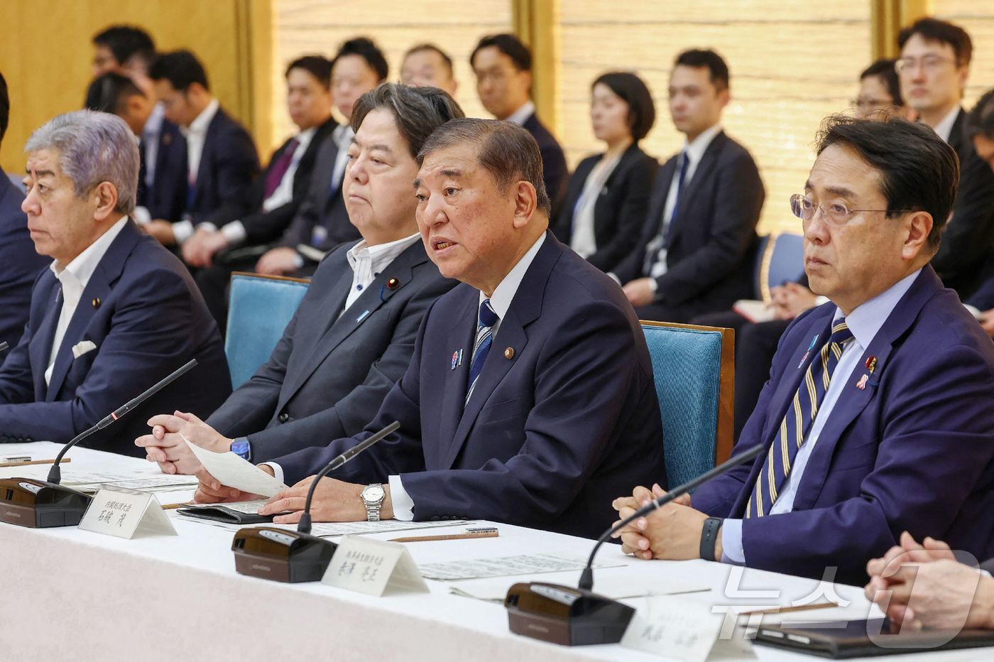 본문 이미지 - 왼쪽부터 이와야 다케시 일본 외무상, 하야시 요시마사 일본 관방장관, 이시바 시게루 일본 총리, 아카자와 료세이 일본 경제재생상. 이들은 25일 총리 관저에서 열린 미국 관세 대응 회의를 했다. 2025.7.25 ⓒ AFP=뉴스1 ⓒ News1 강민경 기자