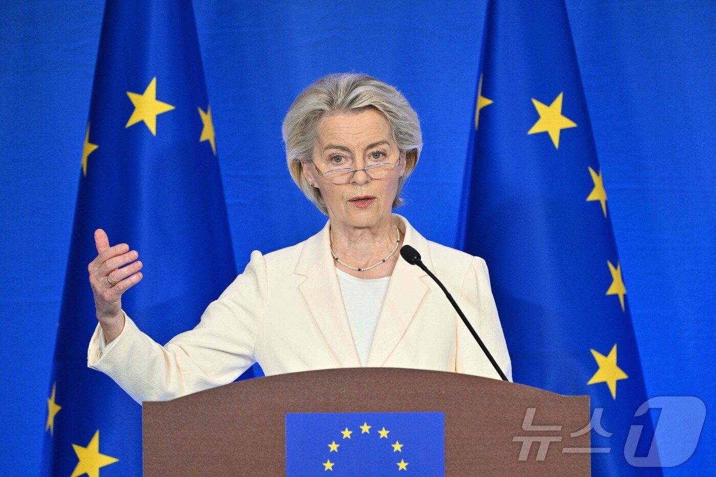 본문 이미지 - 우르줄라 폰데어라이엔 유럽연합&#40;EU&#41; 집행위원장이 지난 24일 중국 베이징에 방문한 자리에서 안토니우 코스타 유럽의회 상임의장과 함께 공동 기자회견을 하고 있다. 2025.7.24 ⓒ AFP=뉴스1 ⓒ News1 강민경 기자