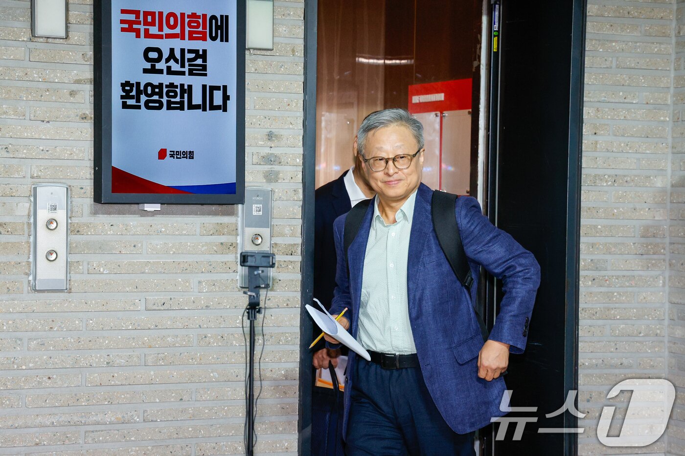 본문 이미지 - 유일준 국민의힘 당무감사 위원장이 25일 서울 여의도 중앙당사에서 제21대 대통령선거 당시 김문수-한덕수 후보 교체 시도 관련 당무감사 결과 브리핑을 하기 위해 승강기에서 내리고 있다. 2025.7.25/뉴스1 ⓒ News1 안은나 기자