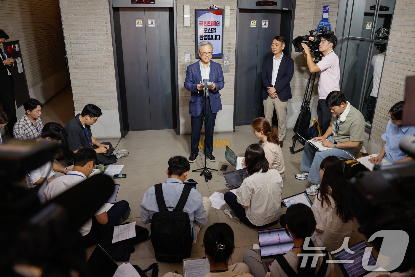 본문 이미지 - 유일준 국민의힘 당무감사 위원장이 25일 서울 여의도 중앙당사에서 제21대 대통령선거 당시 김문수-한덕수 후보 교체 시도 관련 당무감사 결과 브리핑을 하고 있다. 2025.7.25/뉴스1 ⓒ News1 안은나 기자