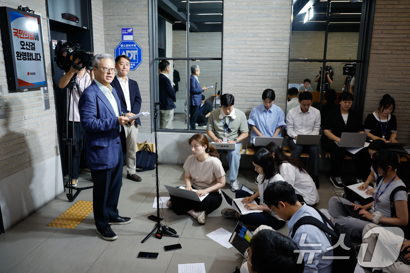 (서울=뉴스1) 안은나 기자 = 유일준 국민의힘 당무감사 위원장이 25일 서울 여의도 중앙당사에서 제21대 대통령선거 당시 김문수-한덕수 후보 교체 시도 관련 당무감사 결과 브리핑 …