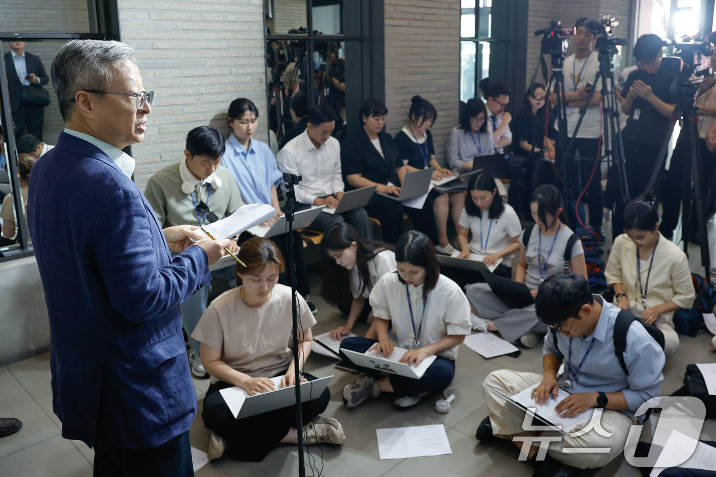 (서울=뉴스1) 안은나 기자 = 유일준 국민의힘 당무감사 위원장이 25일 서울 여의도 중앙당사에서 제21대 대통령선거 당시 김문수-한덕수 후보 교체 시도 관련 당무감사 결과 브리핑 …