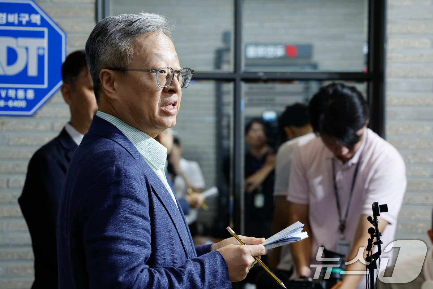 (서울=뉴스1) 안은나 기자 = 유일준 국민의힘 당무감사 위원장이 25일 서울 여의도 중앙당사에서 제21대 대통령선거 당시 김문수-한덕수 후보 교체 시도 관련 당무감사 결과 브리핑 …