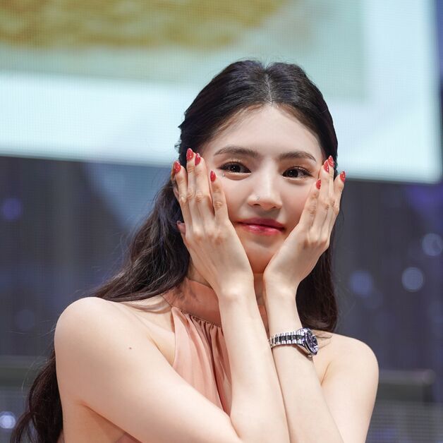 한소희, 日 흔든 비현실적 미모…핑크빛 홀터넥 차림 사랑스러움 폭발