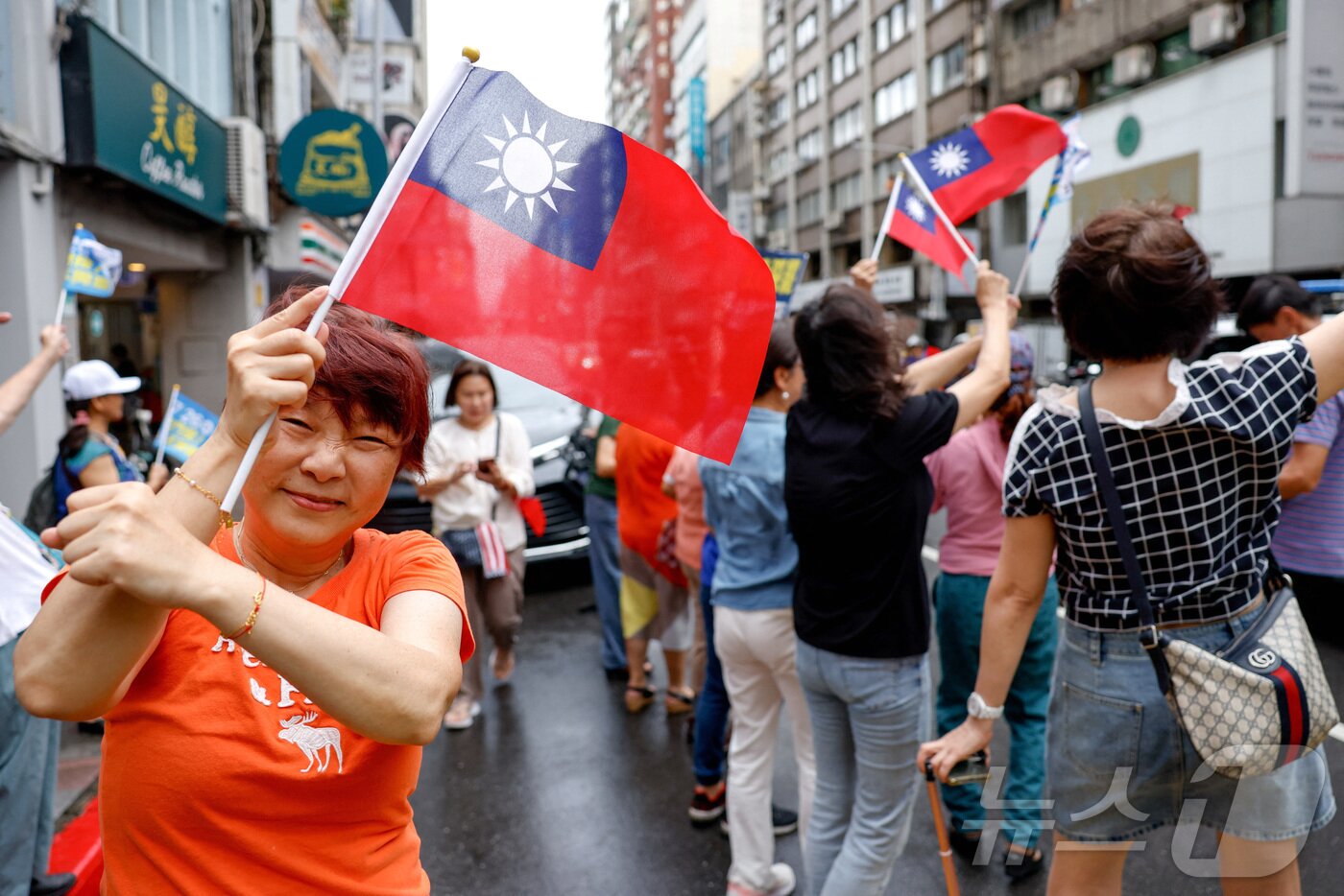 본문 이미지 - 대만 야당 의원 소환 투표에 반대하는 시민이 타이베이에서 대만 국기를 흔들고 있다. 2025.7.24 ⓒ 로이터=뉴스1 ⓒ News1 정은지 특파원