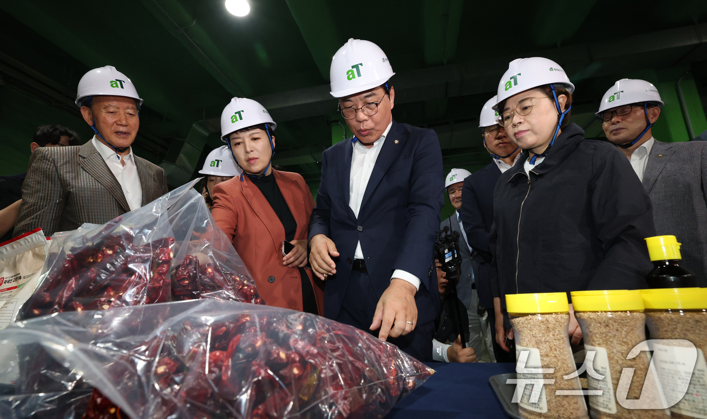 (이천=뉴스1) 김영운 기자 = 송언석 국민의힘 비상대책위원장 겸 원내대표가 25일 경기 이천시 대월면 aT 이천비축기지를 방문해 현장 관계자의 설명을 듣고 있다. 2025.7.2 …