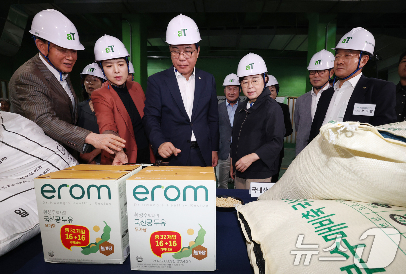 (이천=뉴스1) 김영운 기자 = 송언석 국민의힘 비상대책위원장 겸 원내대표가 25일 경기 이천시 대월면 aT 이천비축기지를 방문해 현장 관계자의 설명을 듣고 있다. 2025.7.2 …