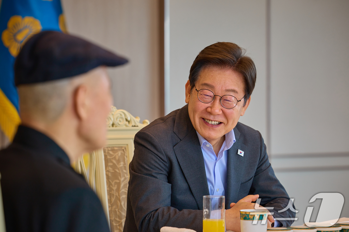 (서울=뉴스1) 허경 기자 = 이재명 대통령이 24일 서울 용산 대통령실 청사에서 도올 김용옥 선생과 오찬하고 있다. (이재명 대통령 SNS. 재판매 및 DB 금지) 2025.7. …