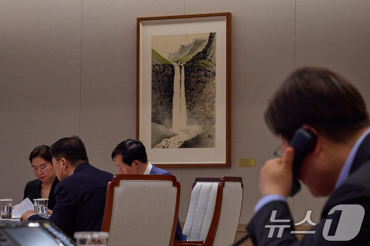 (서울=뉴스1) 허경 기자 = 이재명 대통령이 지난 24일 서울 용산 대통령실 청사 집무실에서 샤브카트 미르지요예프 우즈베키스탄 대통령과 전화 통화하고 있다. (이재명 대통령 SN …