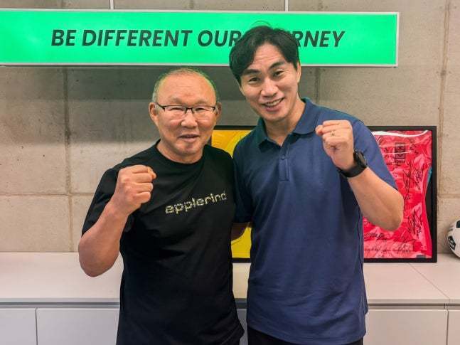 본문 이미지 - 박항서 전 베트남 감독과 만난 김태영 감독(오른쪽)(디제이매니지먼트 제공) 