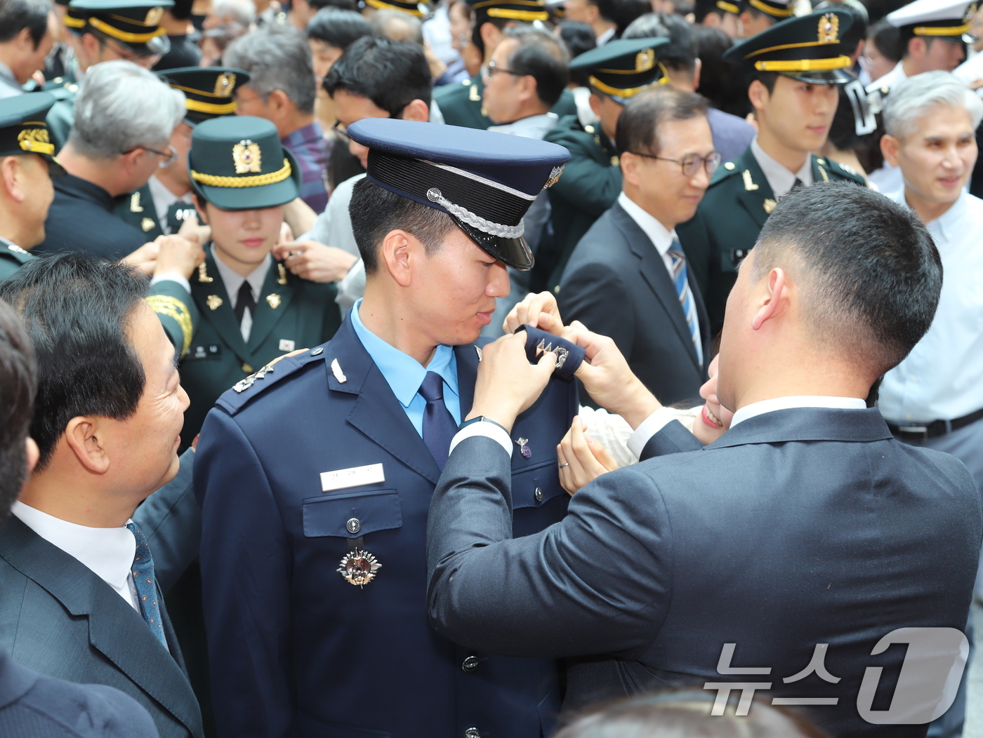 (서울=뉴스1) = 육군은 25일 충북 영동에 위치한 육군종합행정학교에서 이두희 국방부 차관 주관으로 '제99기 법무사관 임관식'을 거행했다고 밝혔다.임관장교들의 어깨에 가족들이 …