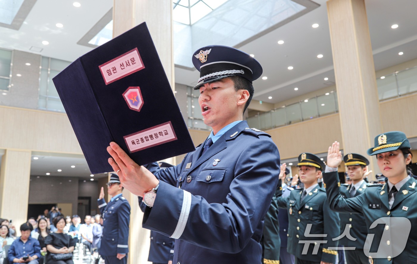 (서울=뉴스1) = 육군은 25일 충북 영동에 위치한 육군종합행정학교에서 이두희 국방부 차관 주관으로 '제99기 법무사관 임관식'을 거행했다고 밝혔다.임관장교들이 임관선서를 하고 …