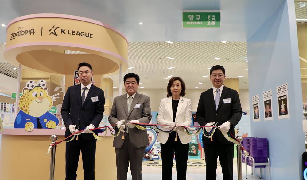 본문 이미지 - &#40;왼쪽부터&#41; 현대백화점 정지영 사장, 한국프로축구연맹 권오갑 총재, 디즈니코리아 김소연 대표, BGF리테일 민승배 대표.