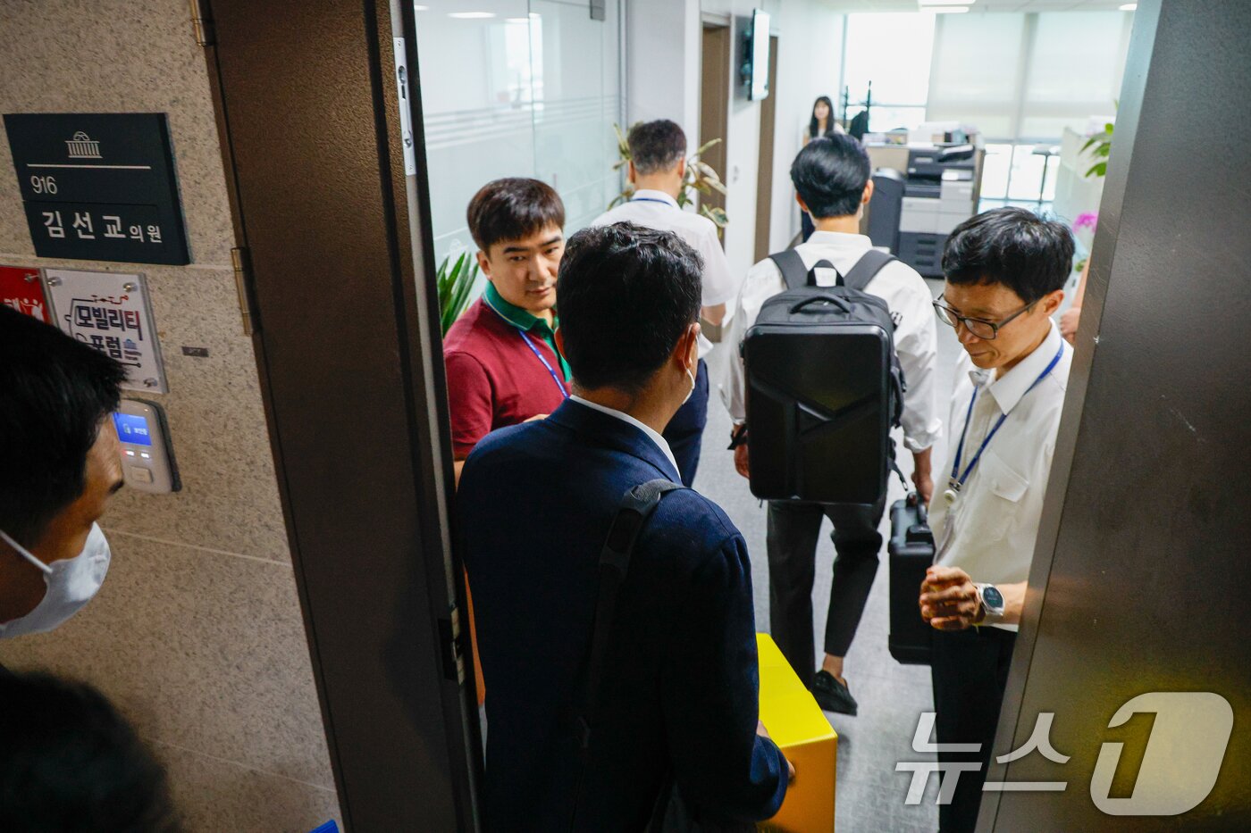 본문 이미지 - 김건희 여사의 각종 의혹을 수사하는 민중기 특별검사팀이 &#39;양평 고속도로 특혜 의혹&#39; 관련 김선교 국민의힘 의원실 압수수색에 나선 25일 서울 여의도 국회의원회관 김 의원실에 박스를 든 특검 수사관들이 들어가고 있다. 2025.7.25/뉴스1 ⓒ News1 안은나 기자