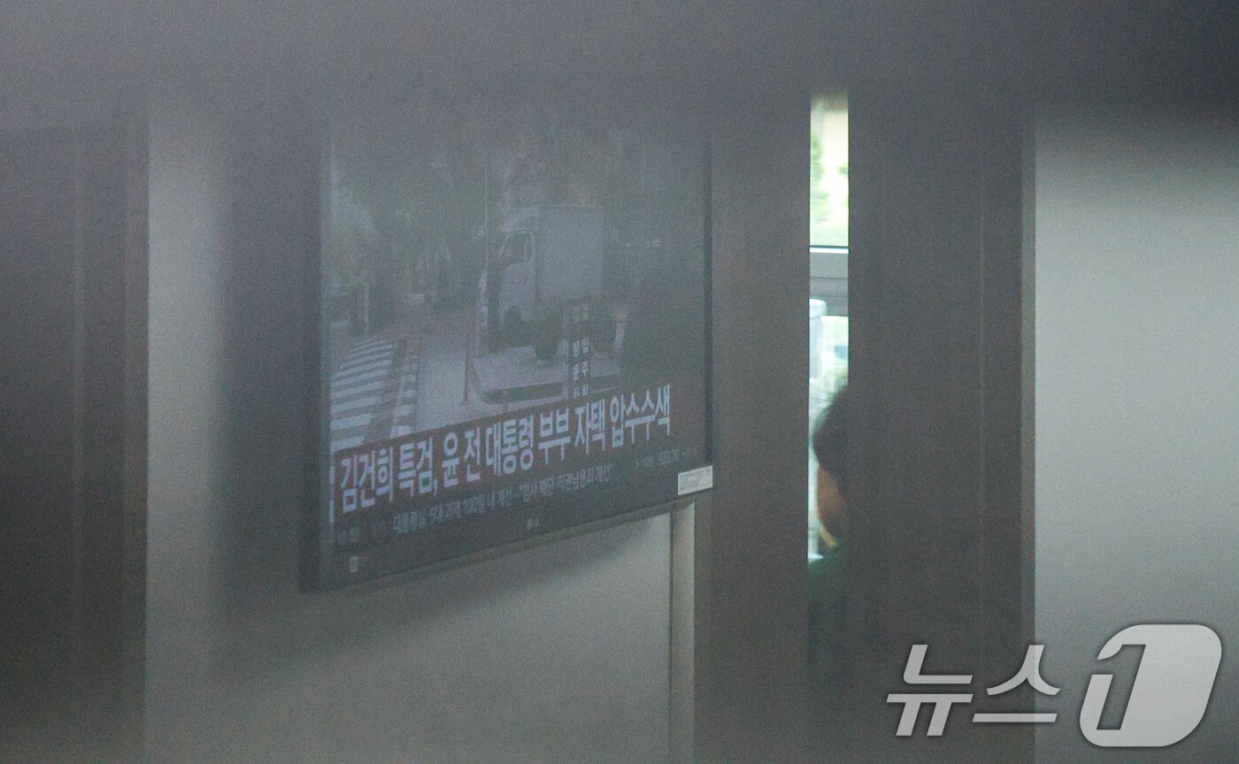 본문 이미지 - 김건희 여사의 각종 의혹을 수사하는 민중기 특별검사팀이 &#39;양평 고속도로 특혜 의혹&#39; 관련 김선교 국민의힘 의원실 압수수색에 나선 25일 서울 여의도 국회의원회관 김 의원실에 특검 관련 뉴스가 나오고 있다. 2025.7.25/뉴스1 ⓒ News1 안은나 기자