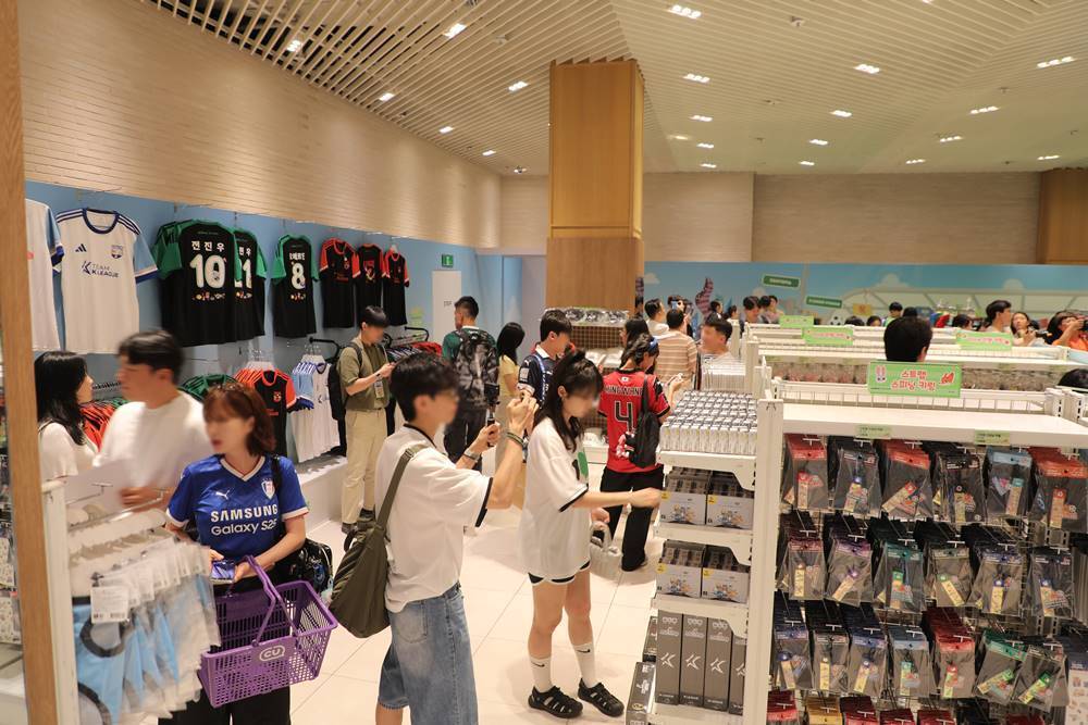 본문 이미지 - 서울 여의도 더현대서울에서 25일 열린 &#39;K리그-주토피아&#39; 팝업스토어. &#40;CU 제공&#41;.  