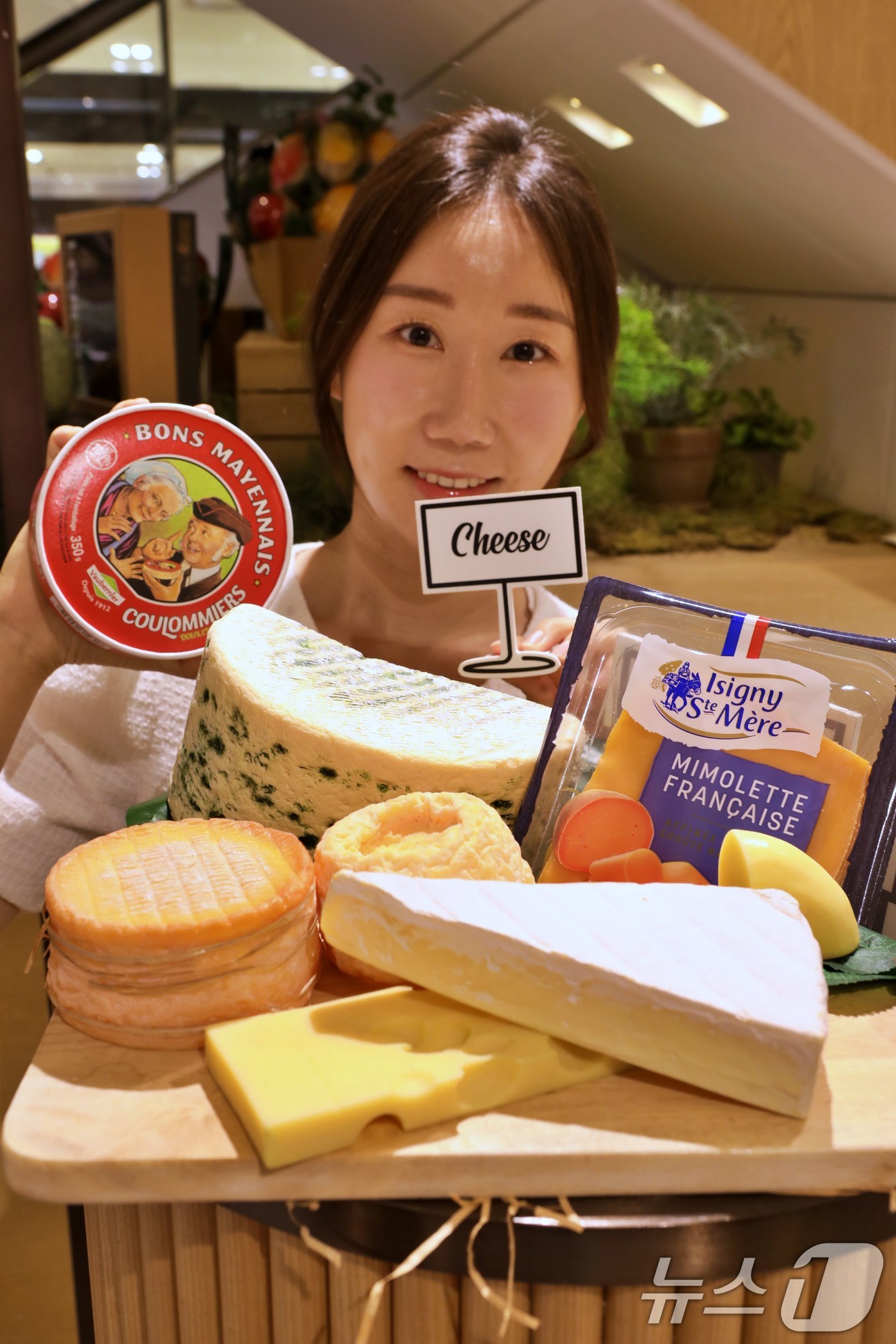 (서울=뉴스1) = 롯데백화점은 오는 8월 3일까지 본점, 잠실점, 부산본점에서 '정통 프랑스 치즈 캠페인' 팝업행사를 진행한다고 25일 밝혔다.서울 중구 롯데백화점 본점에서 진행 …