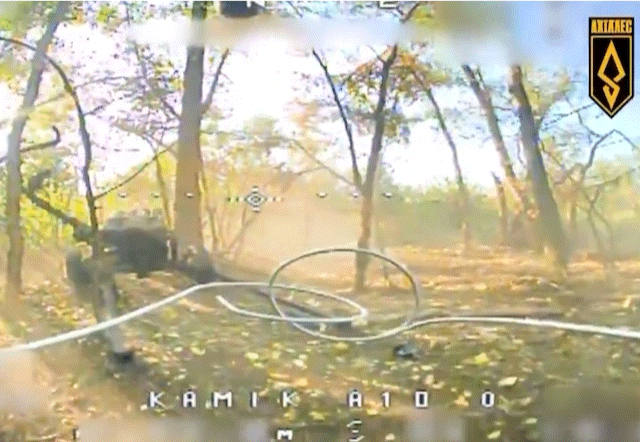 본문 이미지 - 우크라이나군 드론 특수부대 아킬레스 연대가 지난 18일 소셜미디어 X&#40;엑스·옛 트위터&#41;에 공개한 1인칭 시점 드론&#40;FPV&#41; 영상. FPV는 북한제 107㎜ 75식 다연장로켓포&#40;MRLS&#41; 발사대 후면으로 날아가 공격을 가하고 있다.&#40;X 갈무리&#41;.